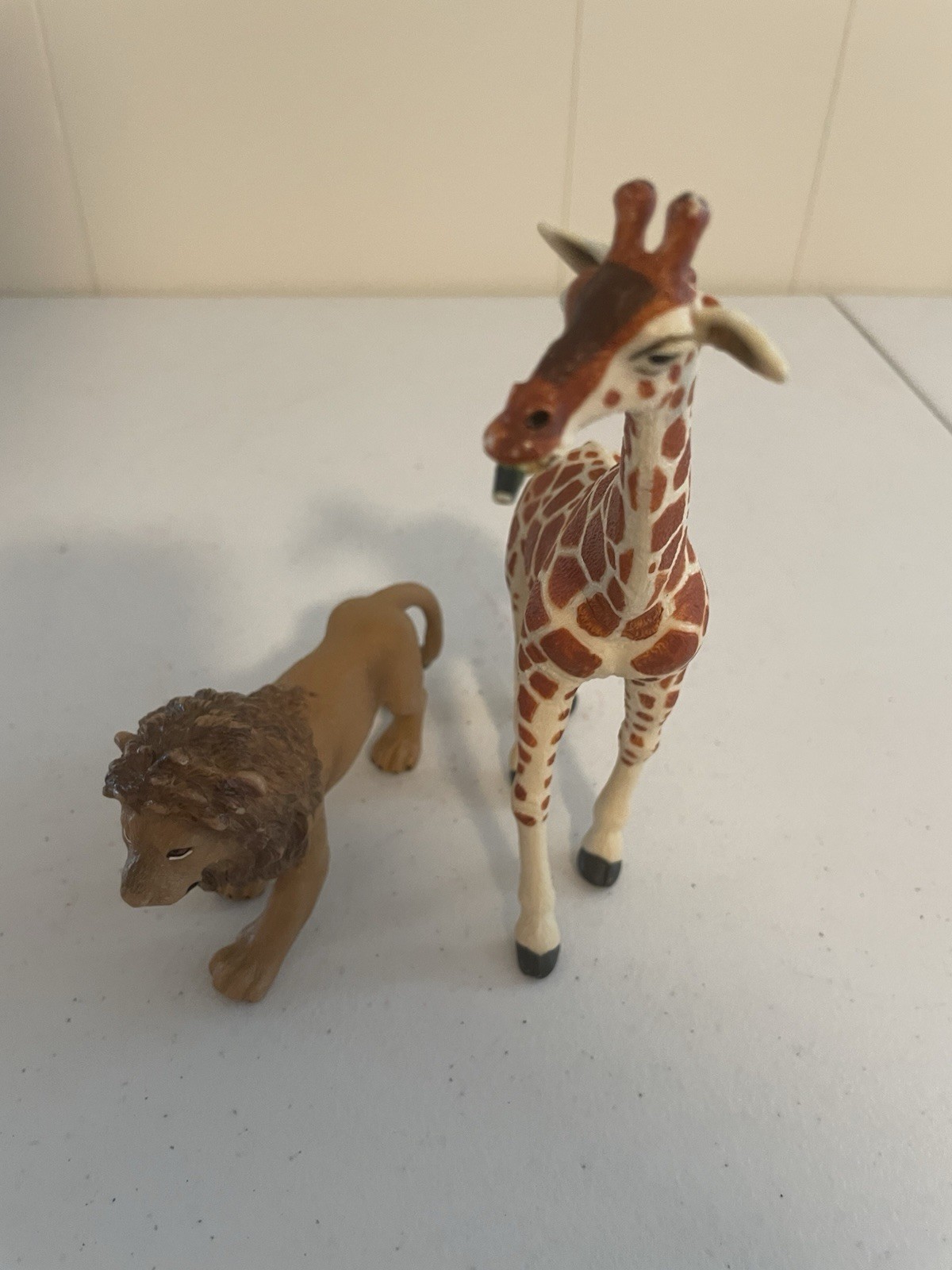 Safari Ltd Angolan Lion 2006 Retired Wild Safari Animal Figure + 2007 Giraffe Safari Ltd Angolan Lion 2006 Retired Wild Safari Animal Figure + 2007 Giraffe