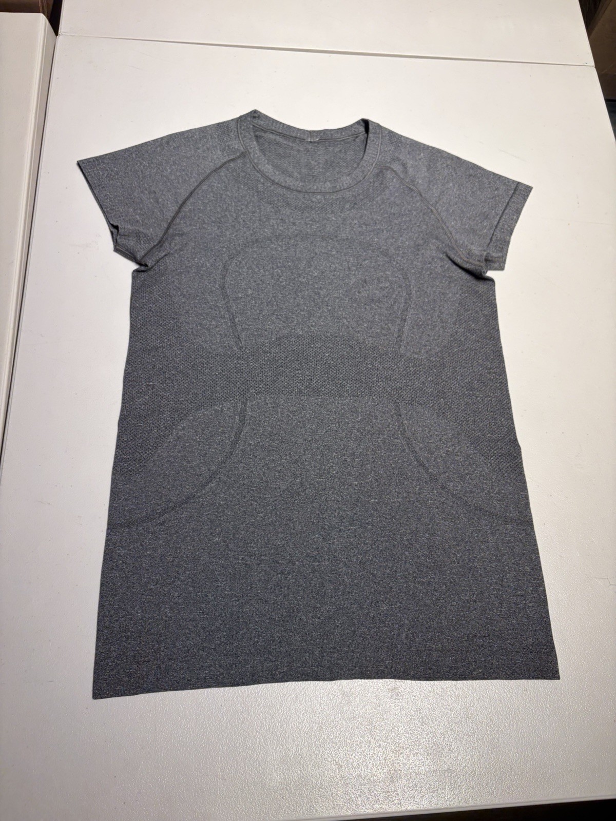 Lululemon Top Women\'s 8 Gray Crew Neck Fitness Run Swiftly Vent Shirt Yoga