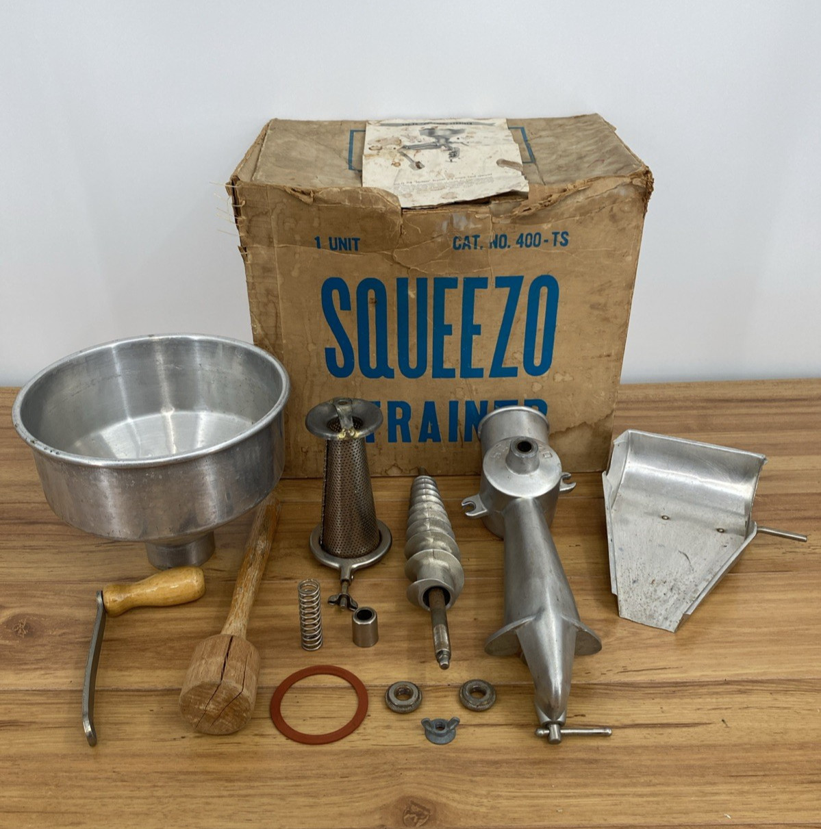 Vintage SQUEEZO Berarducci Strainer Model 400-TS In Original Box Canning~ Juices Vintage SQUEEZO Berarducci Strainer Model 400-TS In Original Box Canning~ Juices