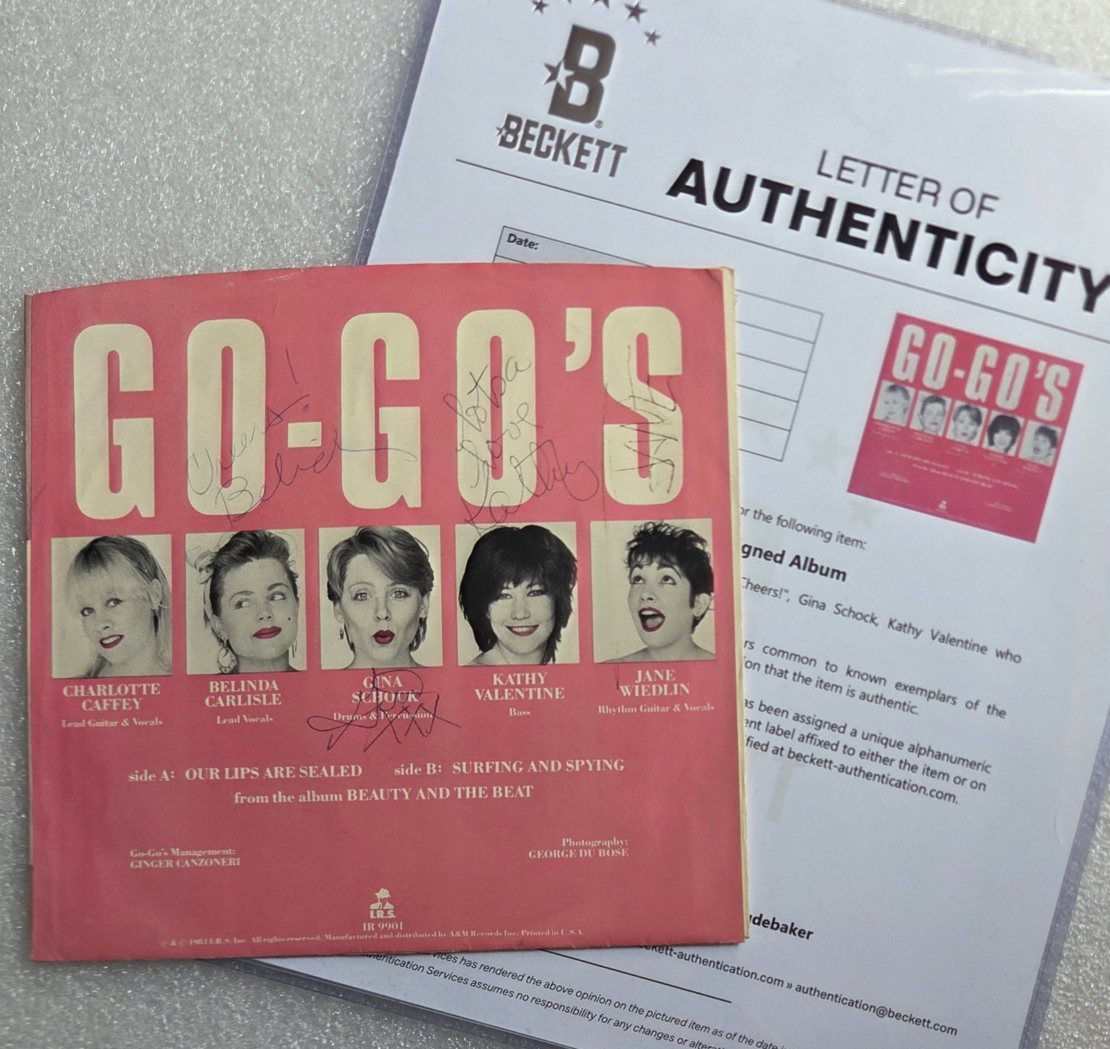 GO GO\'S SIGNED ALBUM BECKETT LOA BAS 1981 45 RPM OUR LIPS ARE SEALED AUTOGRAPHED