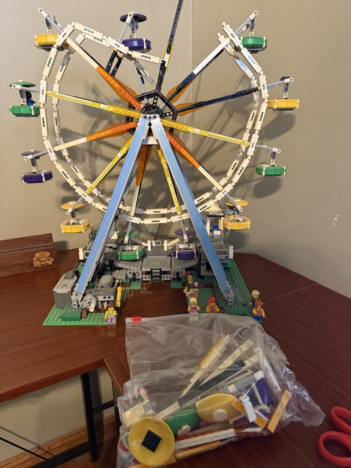LEGO 2015 Creator Expert 10247 Ferris Wheel Built Set with Minifigures