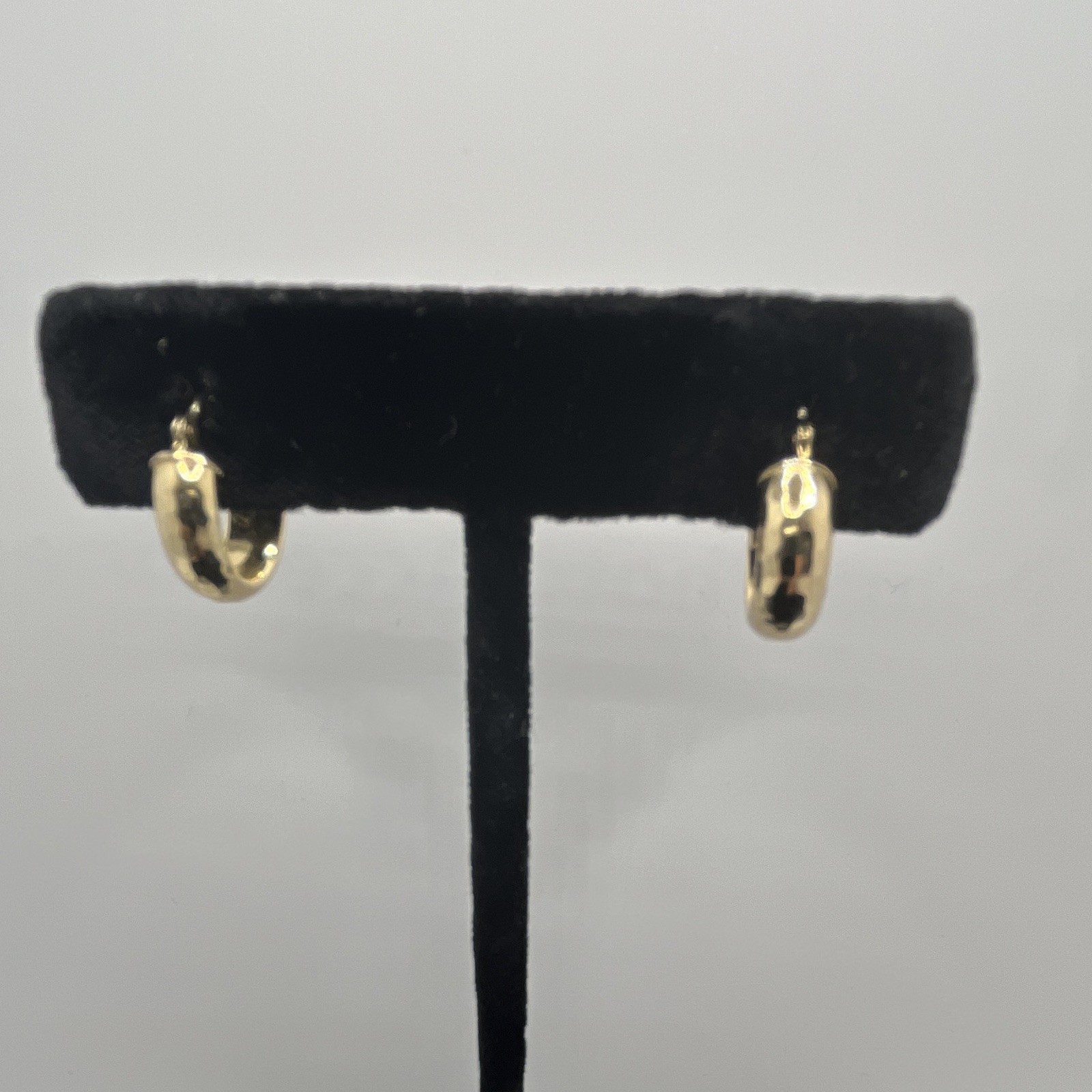 14kt gold 1.11g Round Huggie Hoop Earrings hammered texture Hinged Closure