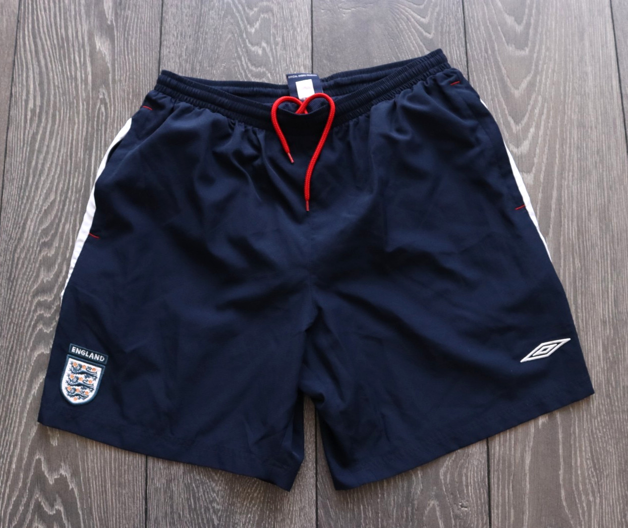 ORIGINAL UMBRO ENGLAND 2000\'s FOOTBALL SHORTS SIZE MENS LARGE VINTAGE POCKETS ORIGINAL UMBRO ENGLAND 2000\'s FOOTBALL SHORTS SIZE MENS LARGE VINTAGE POCKETS