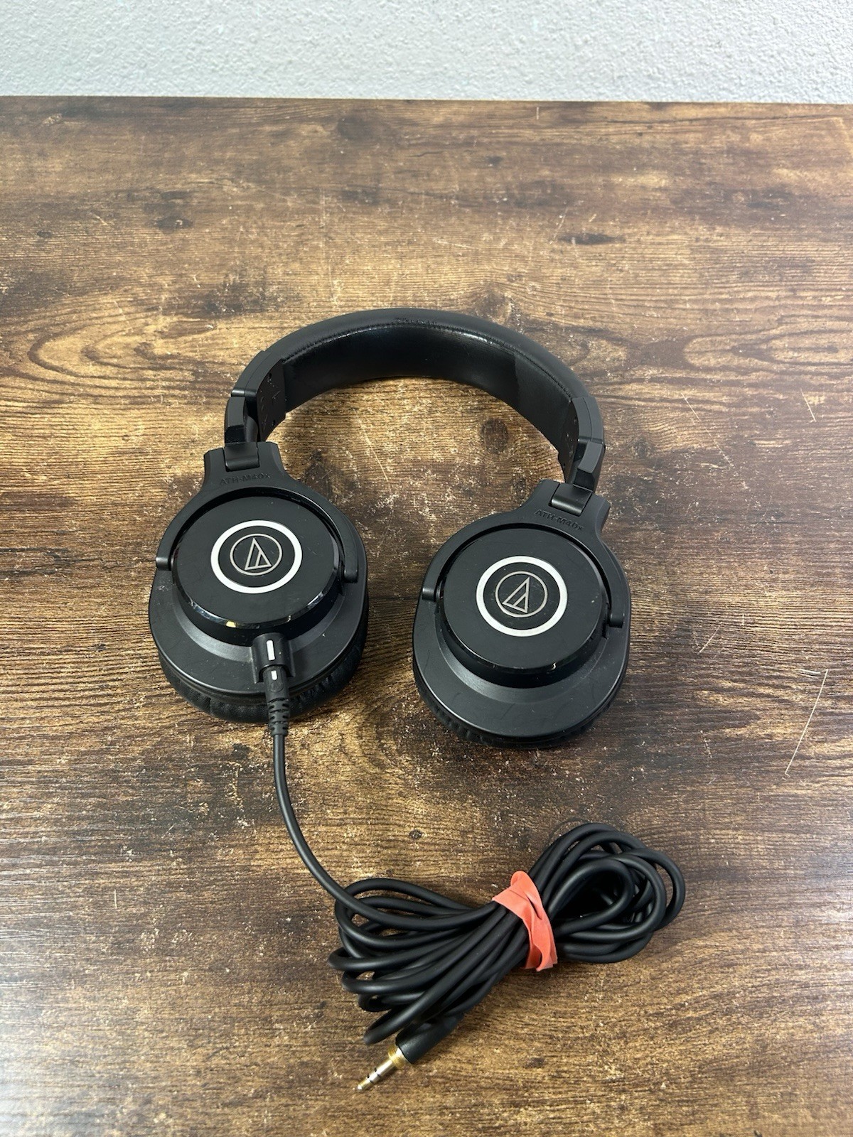 Audio-Technica ATH-M40x Wired Over-Ear Headphones w/ Cable - Tested Audio-Technica ATH-M40x Wired Over-Ear Headphones w/ Cable - Tested