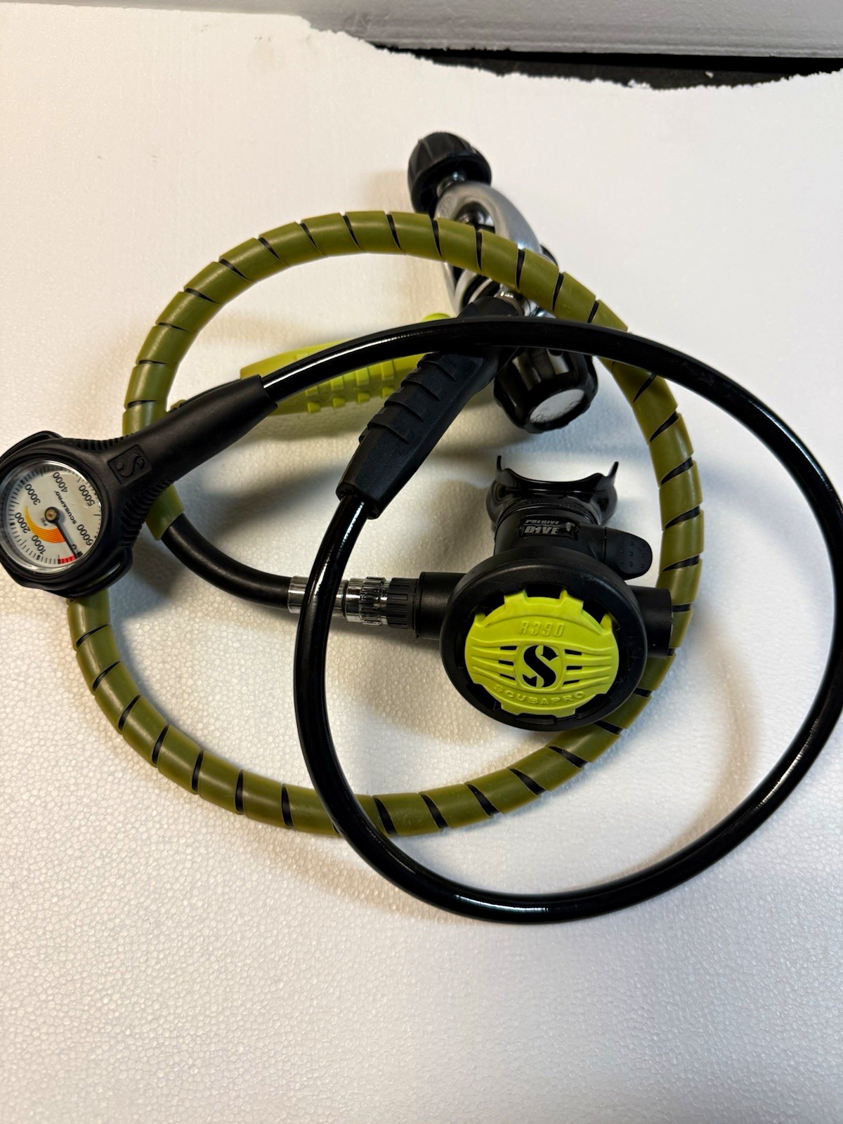 Scubapro R390 Scuba Regulator Set w/ MK2 Plus (MPN MK2 PLUS), Gauge, Bag