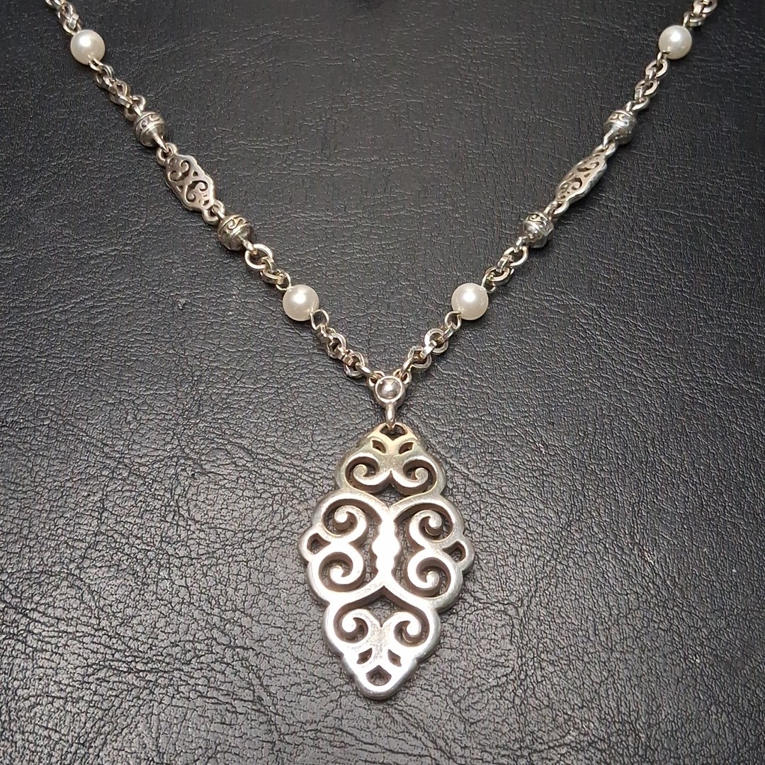BRIGHTON Geneva Pearl  Necklace/Pendant. 16.640