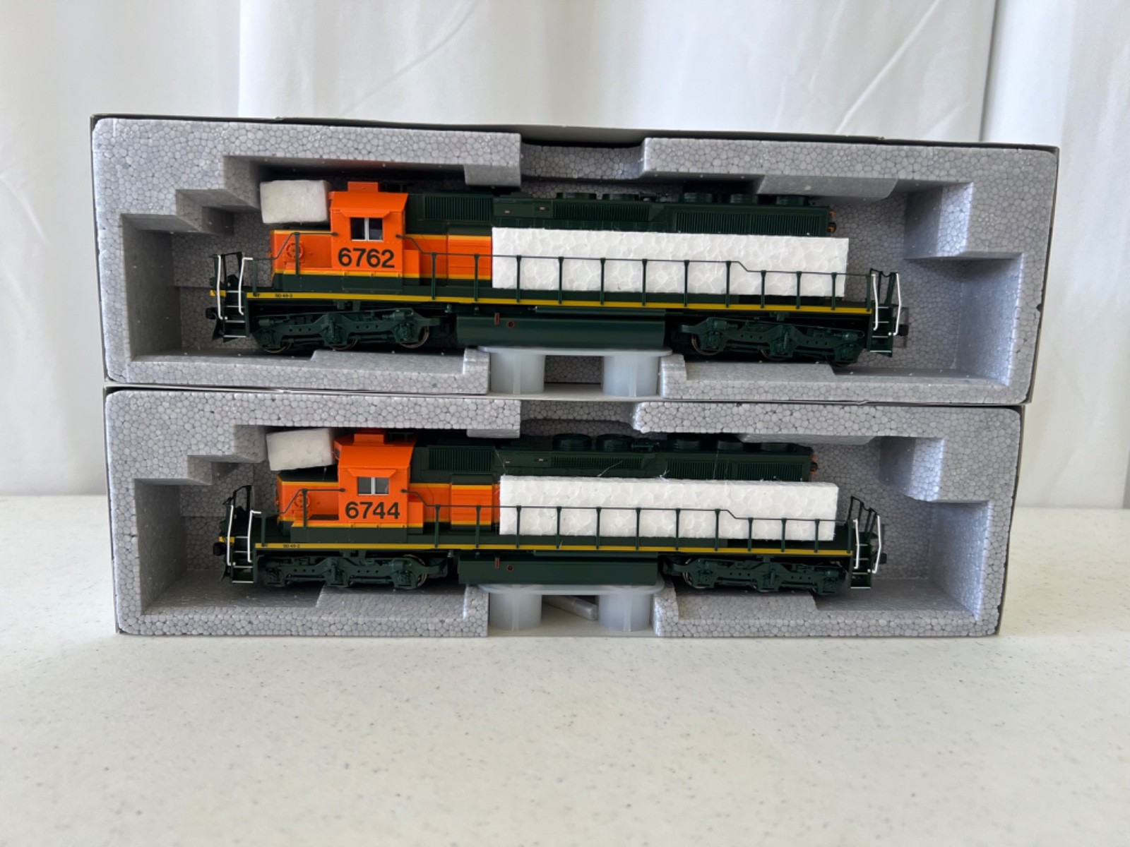 HO Lot of 2 NEW Kato BNSF SD40-2 Mid with ditchlights HO Lot of 2 NEW Kato BNSF SD40-2 Mid with ditchlights
