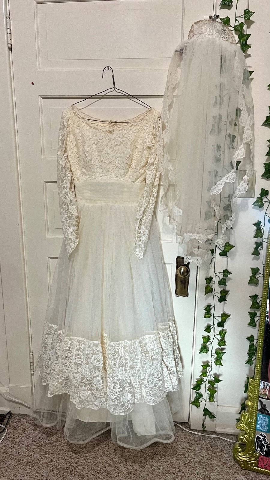 Vintage 1950s Ivory Wedding Dress Lace and Tulle Size Small / 2 / 4 Vintage 1950s Ivory Wedding Dress Lace and Tulle Size Small / 2 / 4