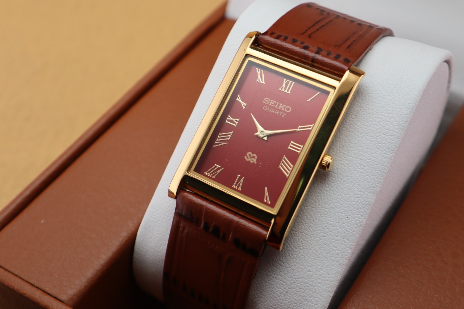 Vintage Seiko Slim Quartz Men\'s Wrist Watch Red Dial with Light Brown Strap.