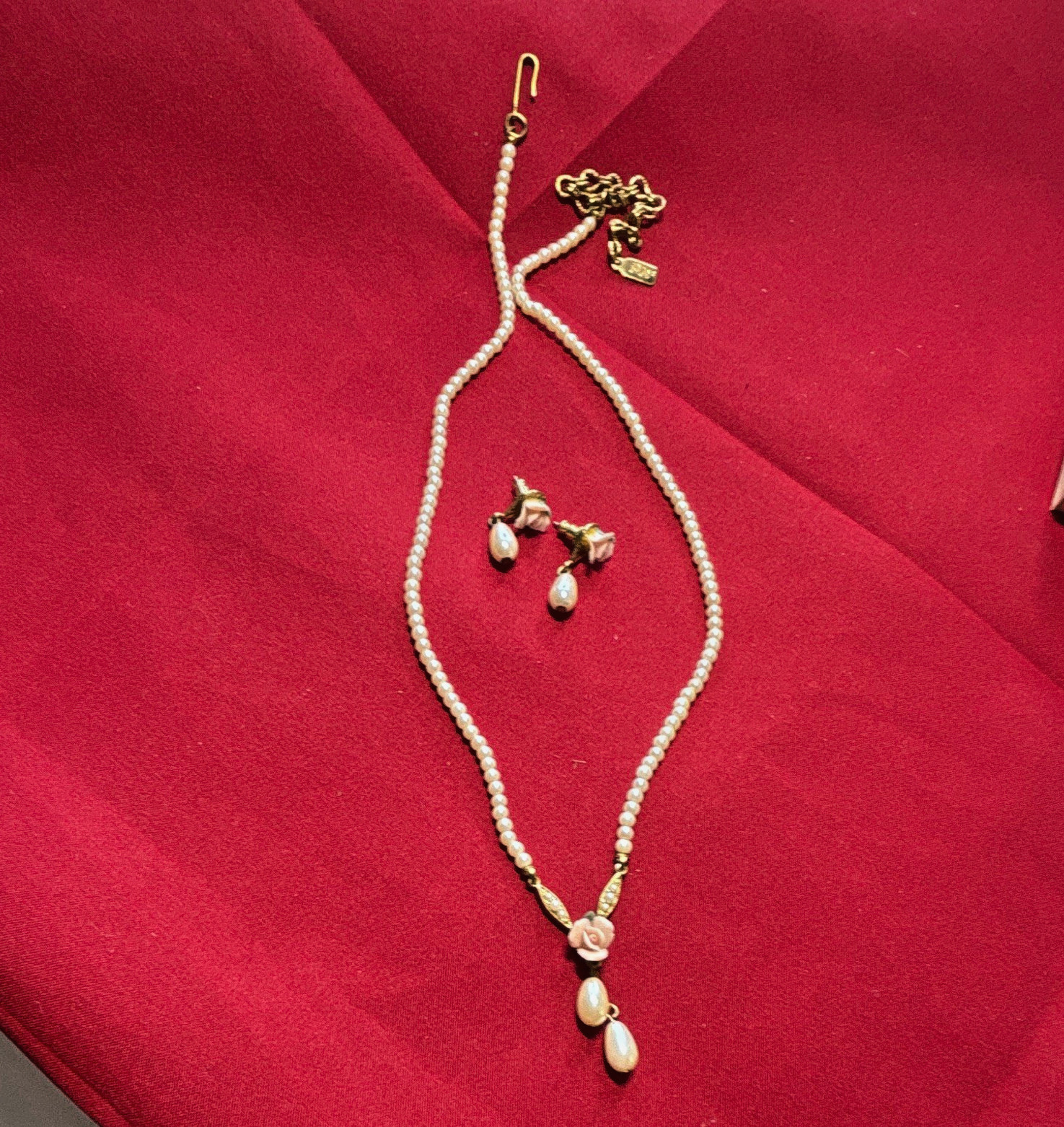 1928 BRAND PORCELAIN ROSE FAUX PEARL DROP PENDANT NECKLACE W/EARRINGS JEWELRY