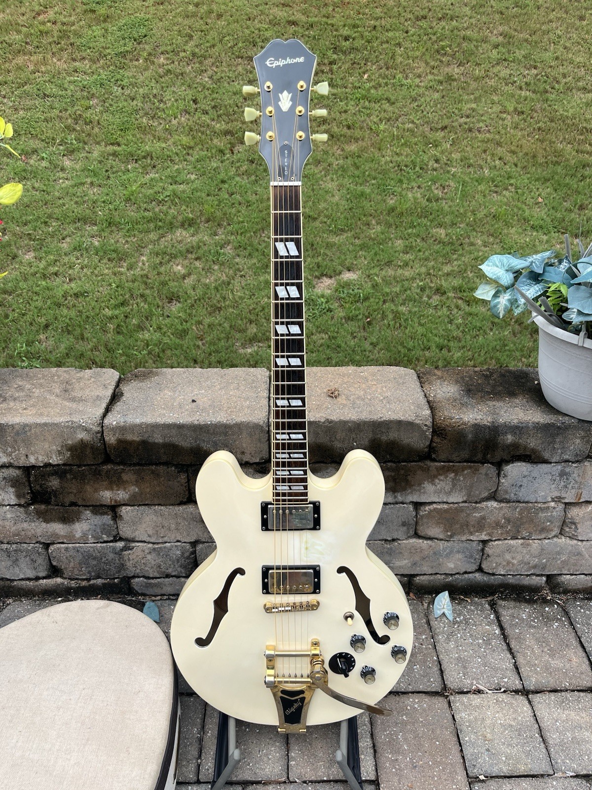 2011 Epiphone Dot ES 345 Semi Hollow Body Electric Guitar 2011 Epiphone Dot ES 345 Semi Hollow Body Electric Guitar