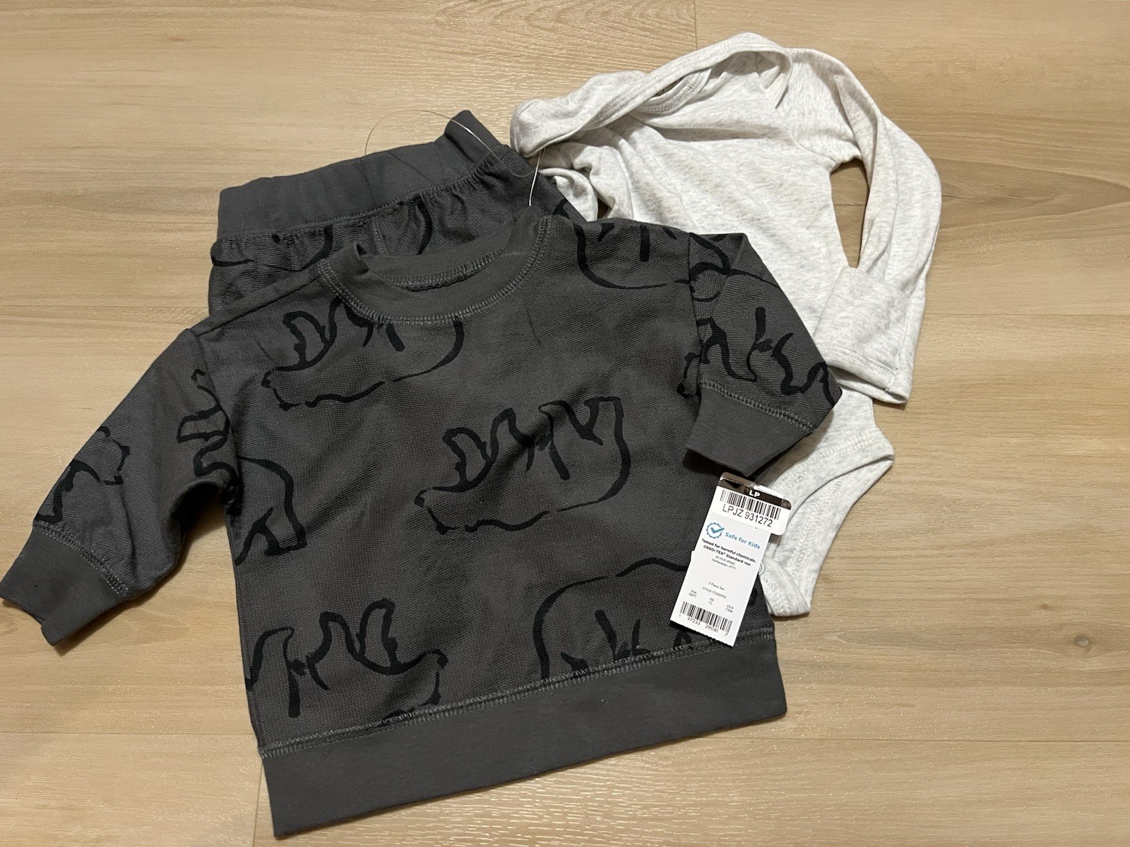 NWT Carter’s 3 Piece Layette Set 3 Months Gray Top Bottoms Bear NWT Carter’s 3 Piece Layette Set 3 Months Gray Top Bottoms Bear