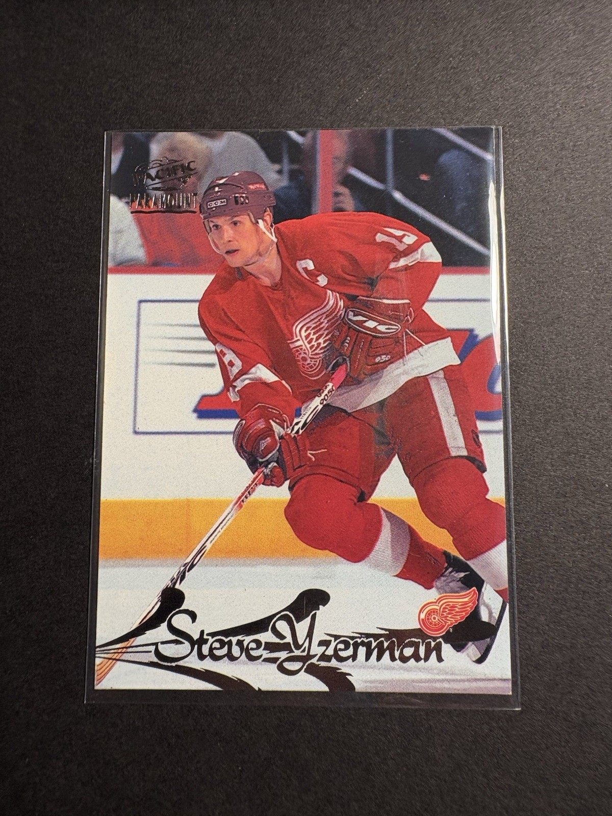 1997-98 Pacific Paramount - Steve Yzerman #71 Dark Gray Detroit Red Wings HOF