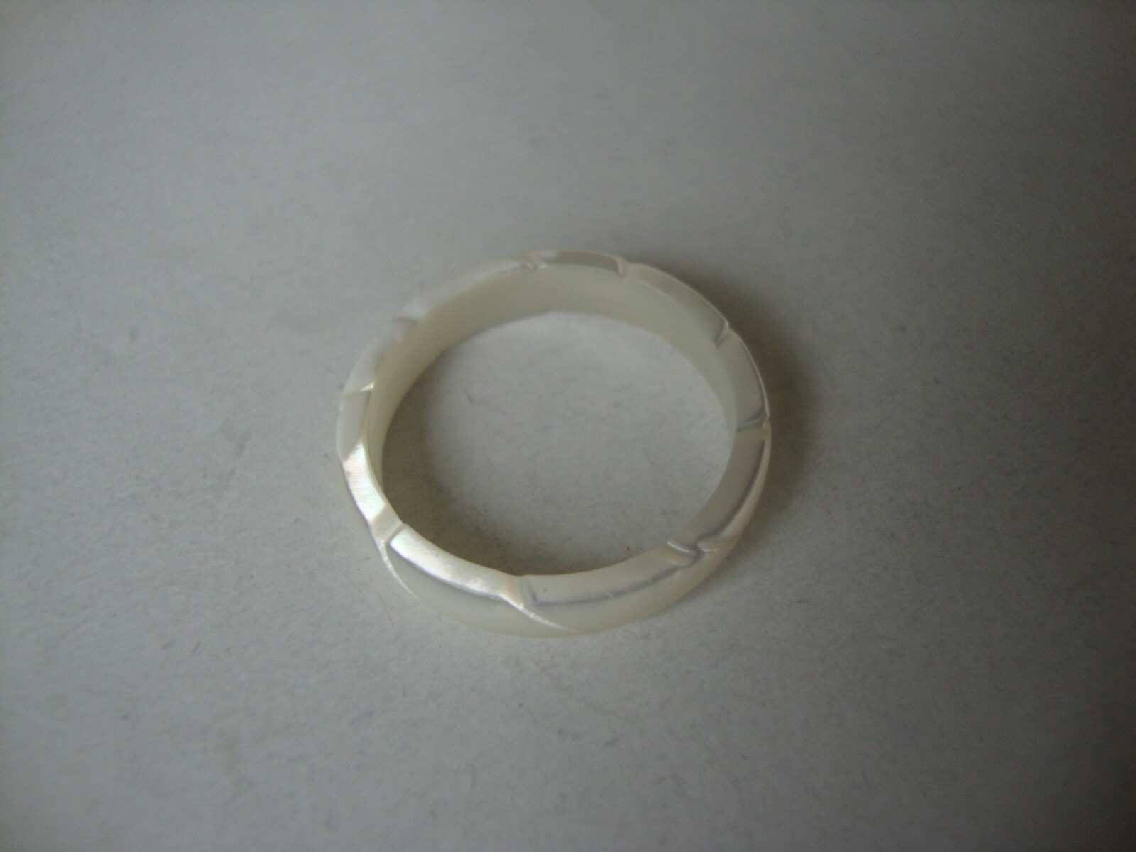Vtg 1970s Quality Fashion Jewelry Engraved Natural Mother-of-Pearl Ring Sz 8.5