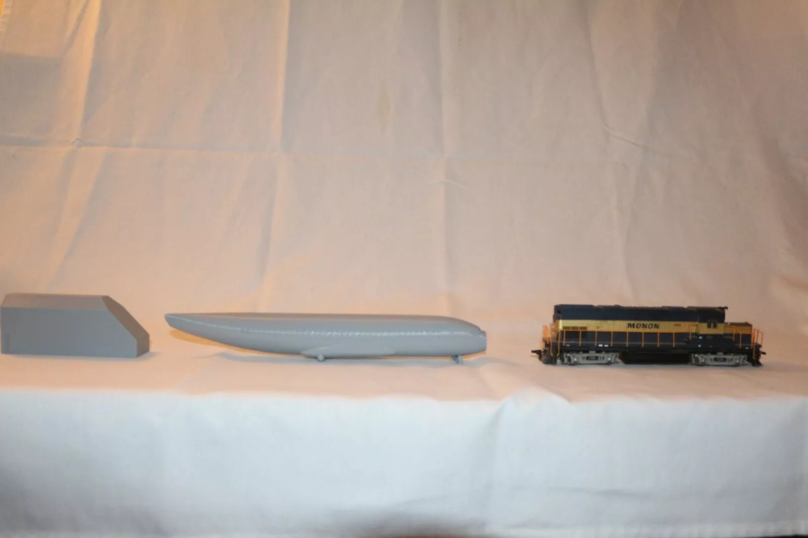 HO Scale Boeing 737 Fuselage and Cargo 11\