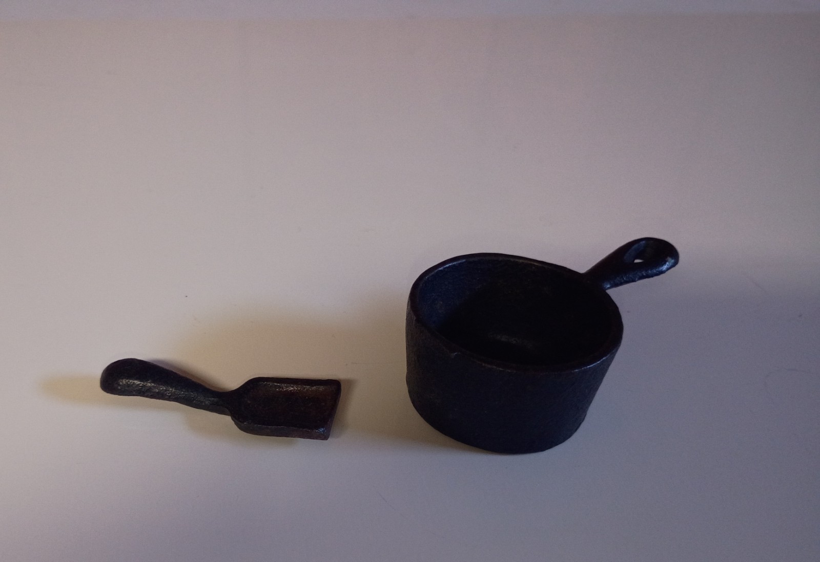 Dollhouse Miniature Kitchenware Lot Black Cast Iron Saucepan & Spatula Set 1:12