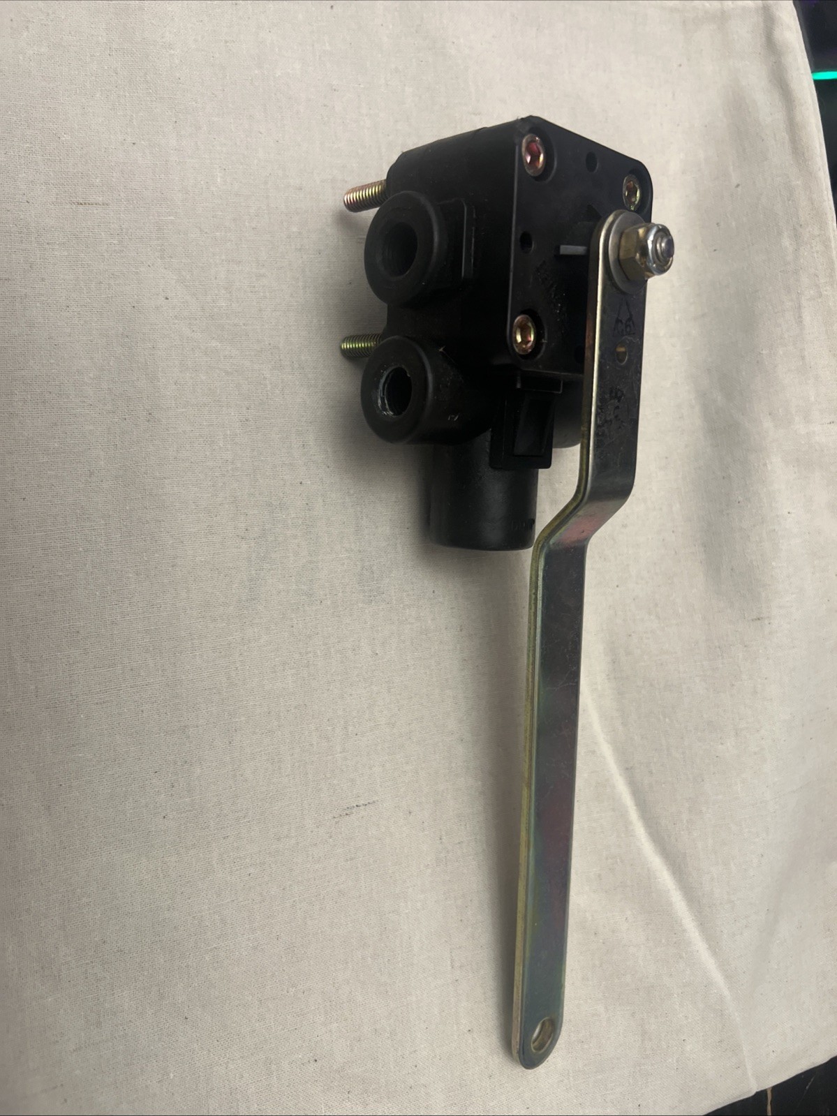 GENUINE FREIGHTLINER OEM 16-14318-000 , KD2205 VALVE, AIR SPRING LEVELING NO GENUINE FREIGHTLINER OEM 16-14318-000 , KD2205 VALVE, AIR SPRING LEVELING NO