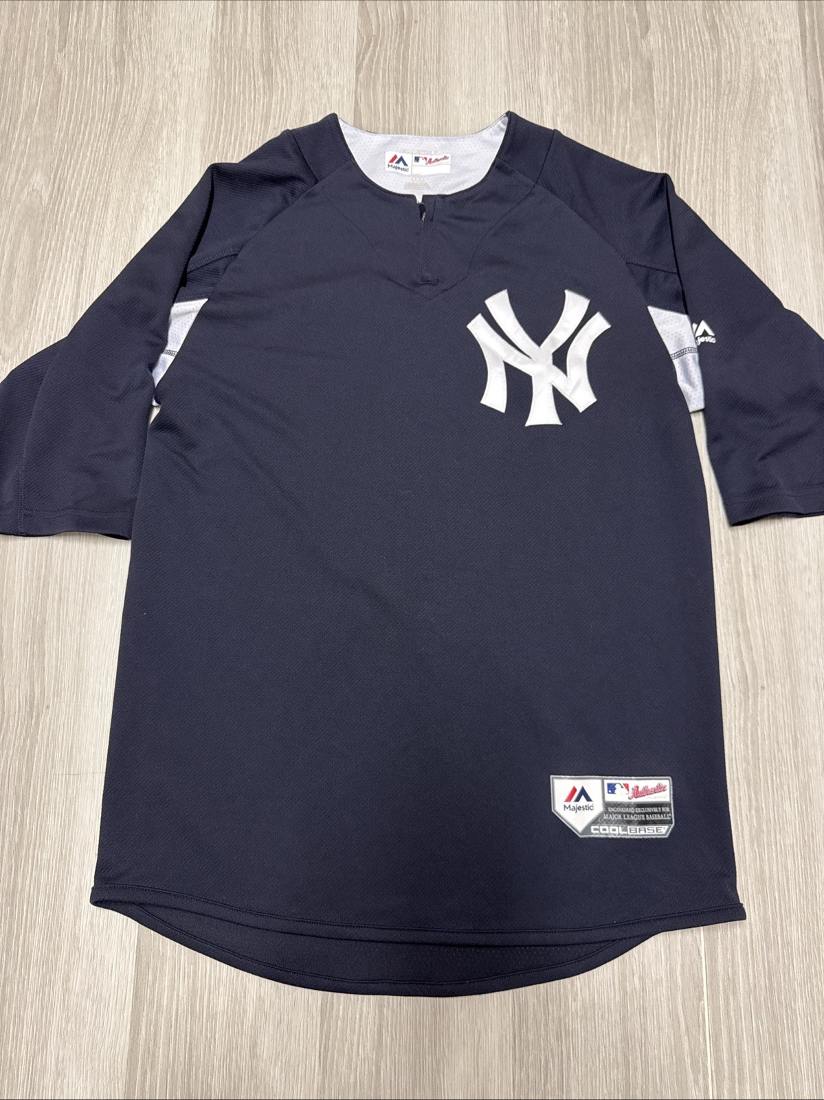 Used Good Condition Men’s Medium New Majestic Brand Coolbase Slight Zip Jersey Used Good Condition Men’s Medium New Majestic Brand Coolbase Slight Zip Jersey