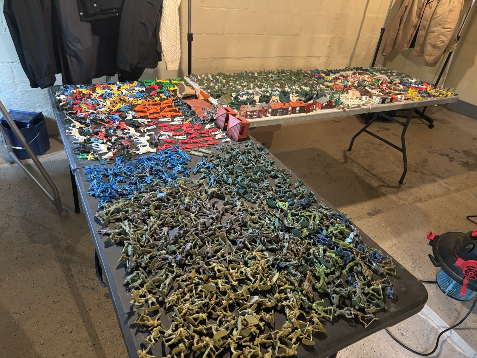 1960s-70s Marx Plastic Soldiers Indians Space Farm Football Firemen Huge Lot 1960s-70s Marx Plastic Soldiers Indians Space Farm Football Firemen Huge Lot