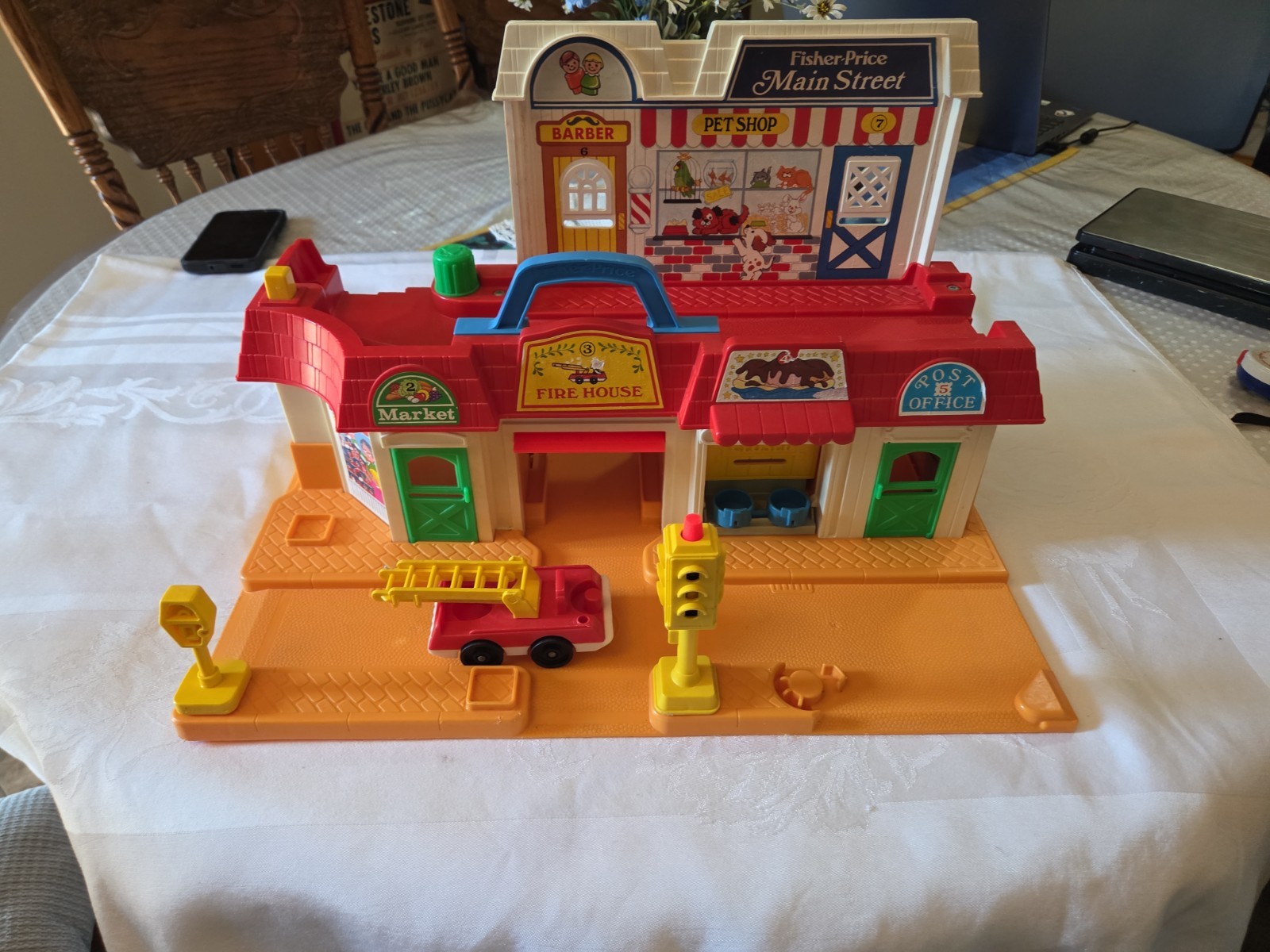 Vintage 1986 Fisher Price Little People Main Street Play Family Playset #2500