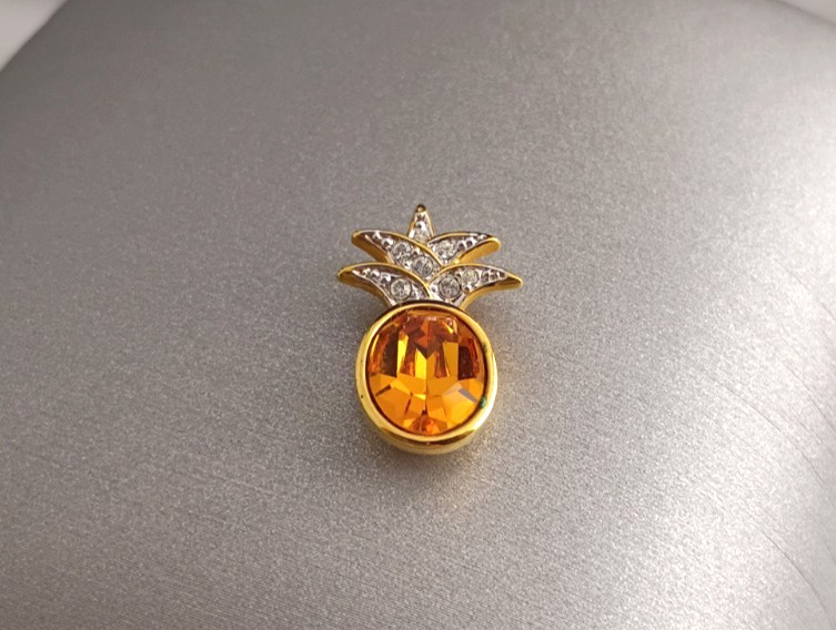 Vintage Retired Signed Swan 1980s Swarovski Amber Crystal Pineapple Pin Brooch Vintage Retired Signed Swan 1980s Swarovski Amber Crystal Pineapple Pin Brooch