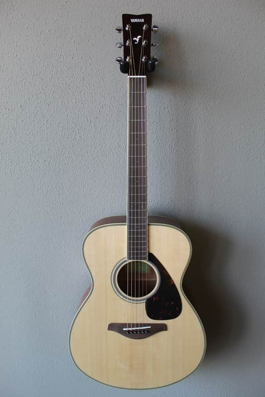 Brand New Yamaha FS820 Concert Steel String Acoustic Guitar with Gig Bag