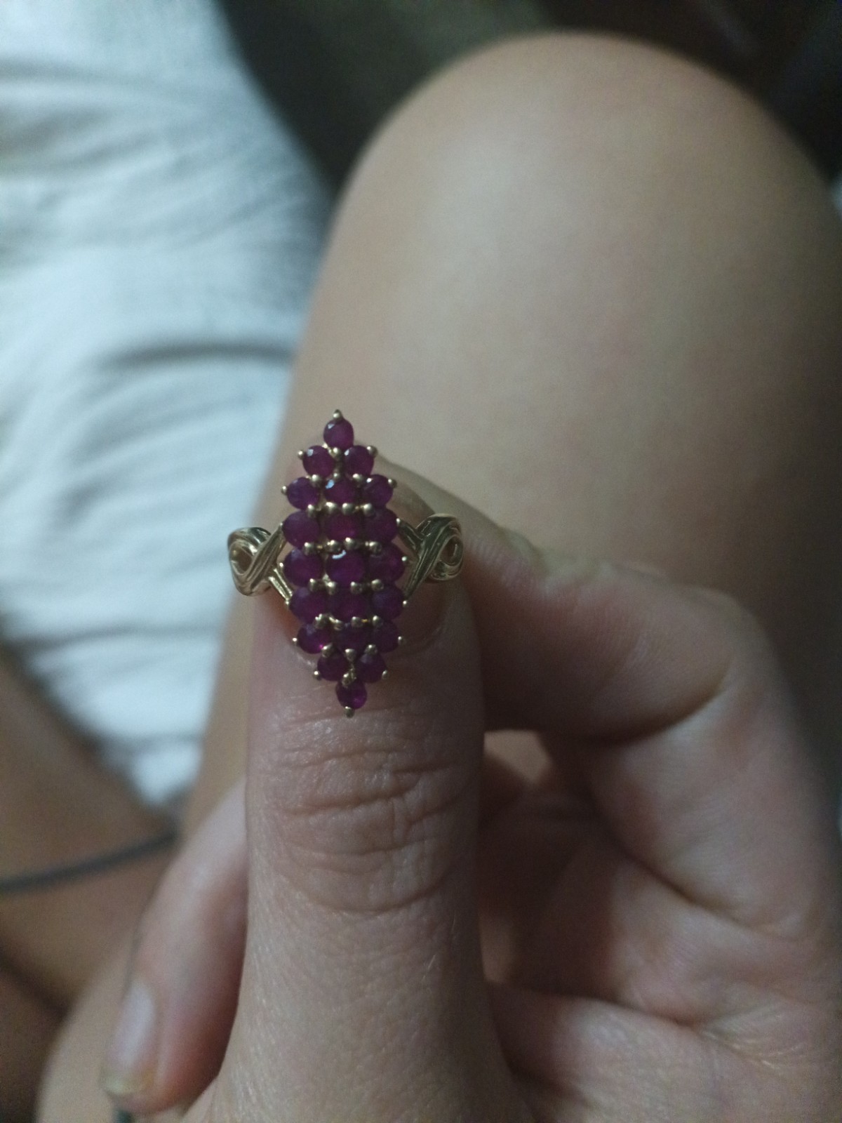 10 K BEAUTIFUL 1.50 CARAT GENUINE RUBIES MARQUISE SHAPE LADIES RING. 10 K BEAUTIFUL 1.50 CARAT GENUINE RUBIES MARQUISE SHAPE LADIES RING.