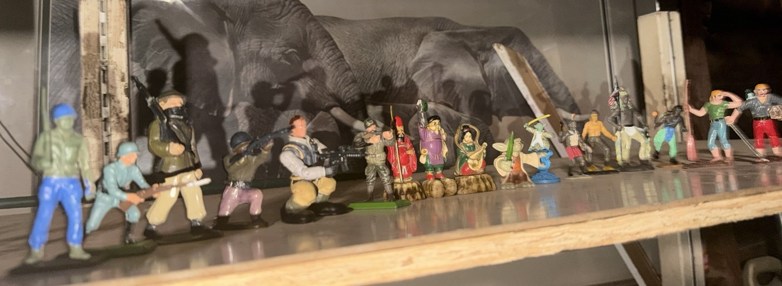 Random vintage Lot Of plastic Soldiers, Britains, Indians, Star Wars Etc Random vintage Lot Of plastic Soldiers, Britains, Indians, Star Wars Etc