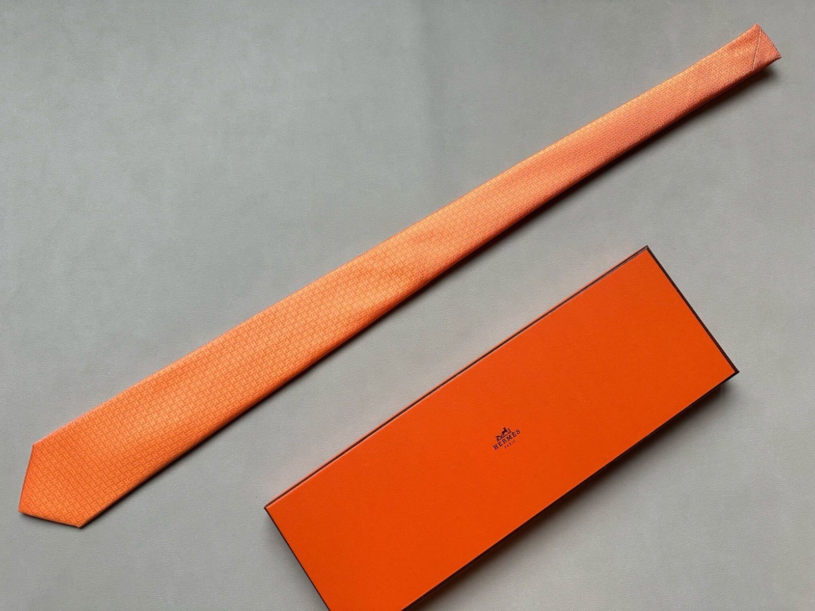 HERMÈS PARIS 100% SILK ORANGE H PATTERN JACQUARD TIE MADE IN FRANCE