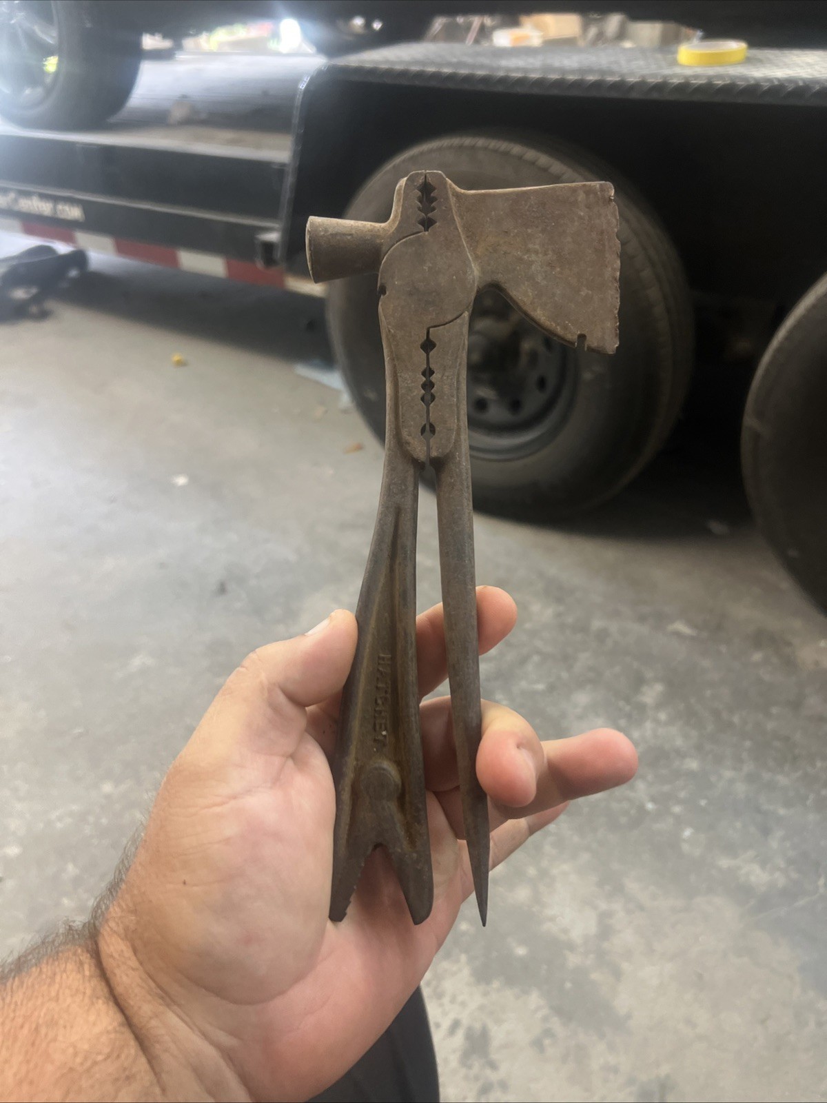 NICE OLD FARMERS EVER-READY TOOL KIT-HATCHET-FENCE PLIERS-HAMMER-MULTI NICE OLD FARMERS EVER-READY TOOL KIT-HATCHET-FENCE PLIERS-HAMMER-MULTI