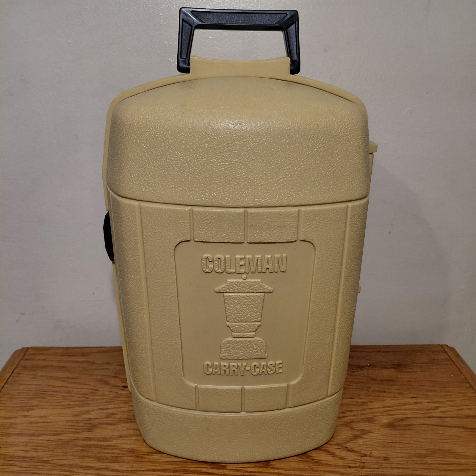 See Video, Vintage 1983 Yellow Coleman Lantern Clamshell Carry Case 220 228 275