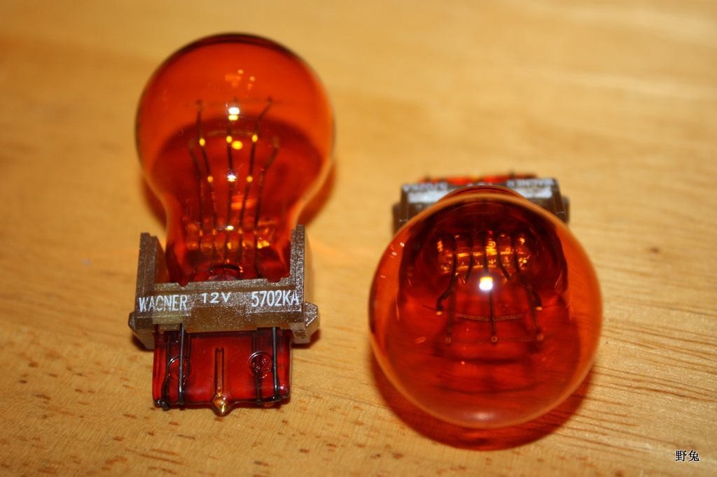 2 x NEW OEM Wagner 12V 5702KA 5702 KA Automotive Turn Signal Light Bulb Amber 