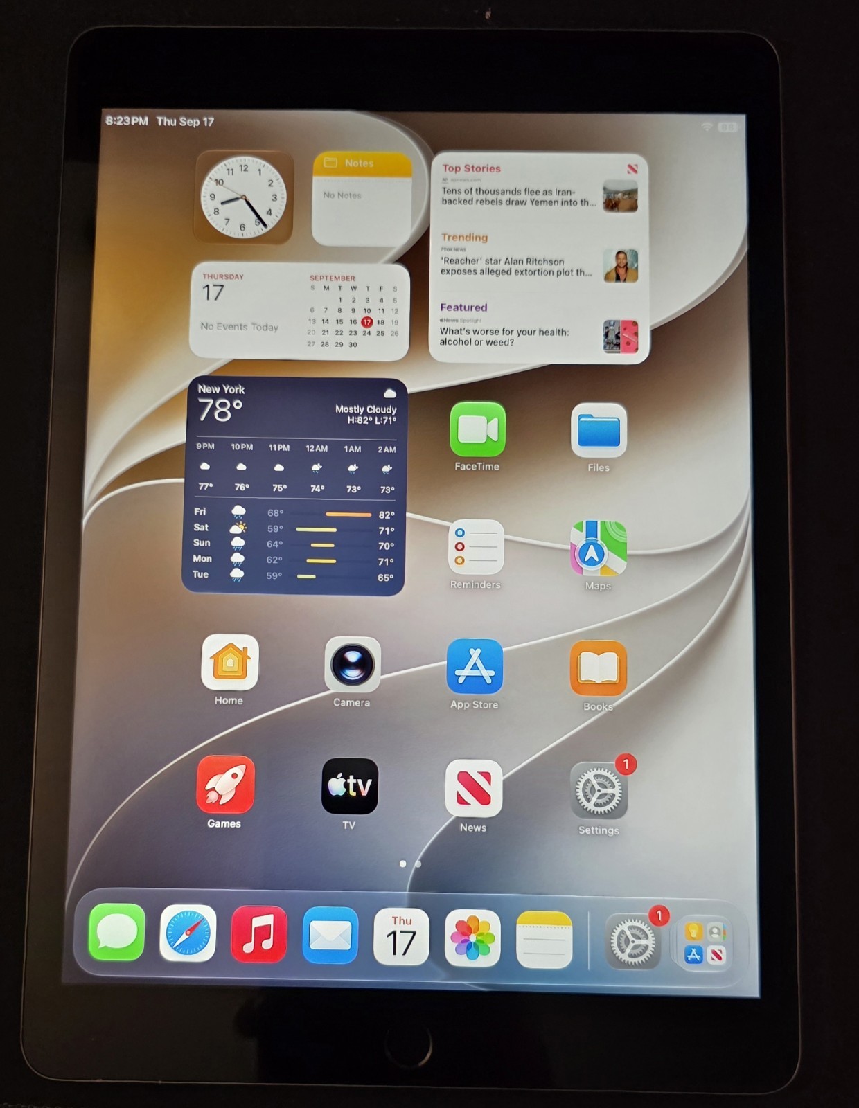 Apple iPad 9th Gen 64GB WiFi Only Space Gray/Silver Excellent Condition Apple iPad 9th Gen 64GB WiFi Only Space Gray/Silver Excellent Condition
