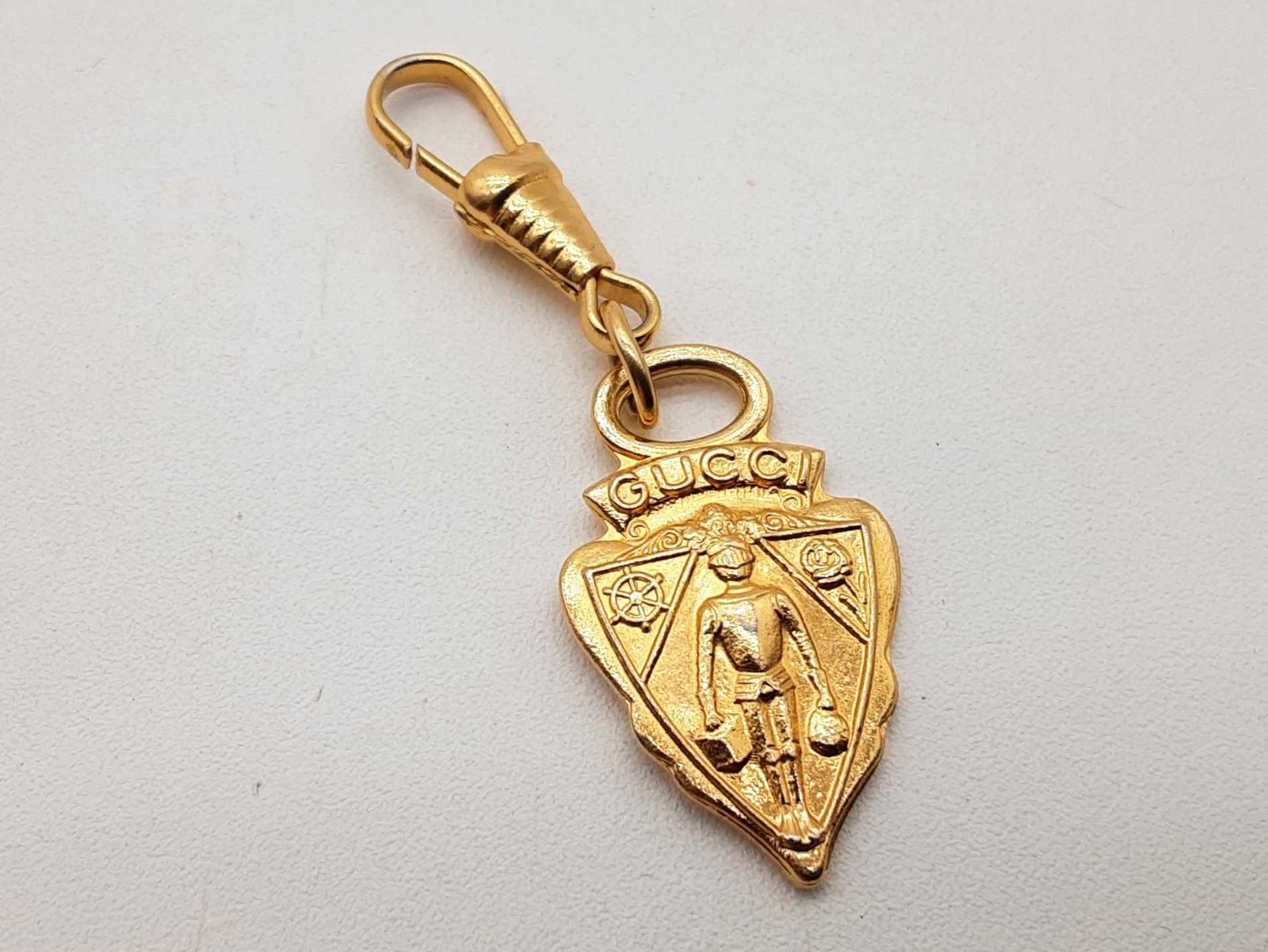 Gucci Knight Crest Goldtone Metal Clip Charm Do0826oxde Gucci Knight Crest Goldtone Metal Clip Charm Do0826oxde
