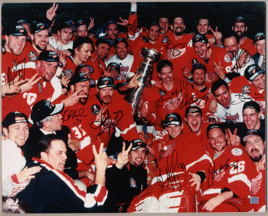 1997-98 Detroit Red Wings Stanley Cup Autographed Signed 16x20 Photo AMCo 31574