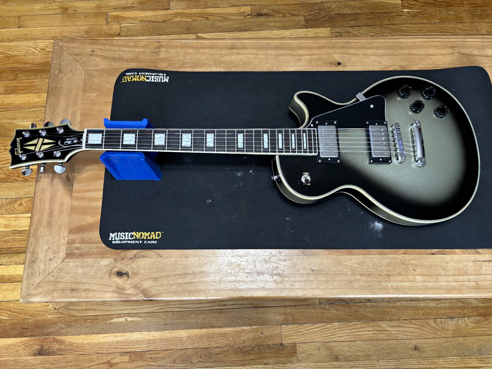 Silver Burst Chibson Les Paul Custom - NOT A REAL GIBSON Silver Burst Chibson Les Paul Custom - NOT A REAL GIBSON