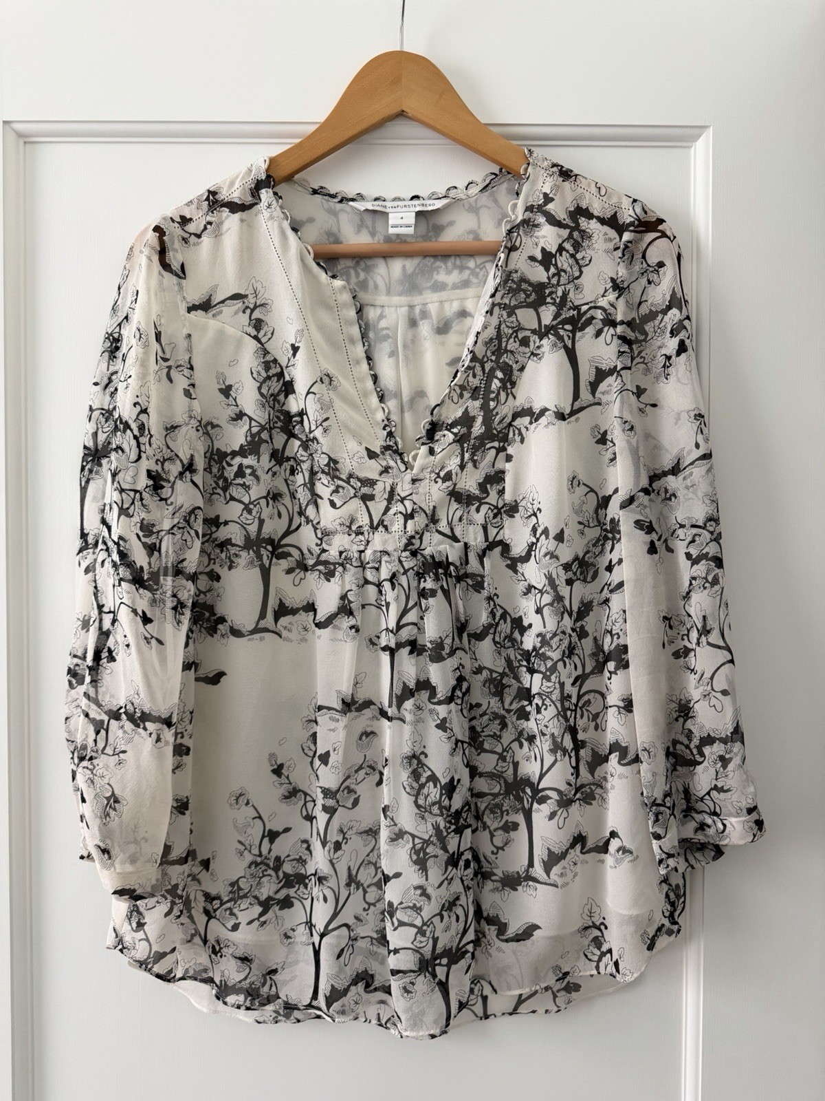 Diane von Furstenberg DVF Camden Silk Blouse Black White Floral Print Size 4 Diane von Furstenberg DVF Camden Silk Blouse Black White Floral Print Size 4