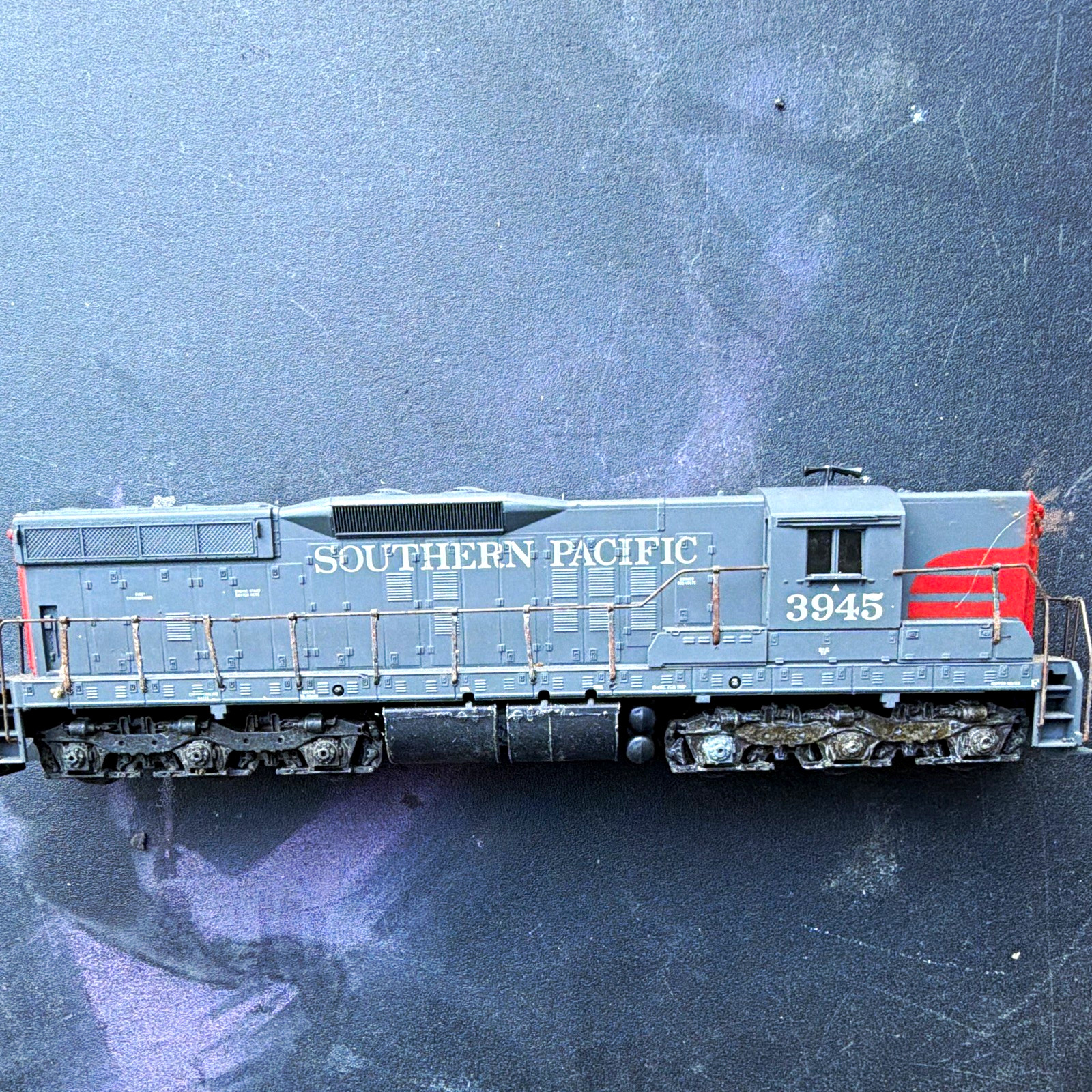 HO Southern Pacific SP 3945 Diesel Locomotive DC Analog Co-Co Gray/Red/Black HO Southern Pacific SP 3945 Diesel Locomotive DC Analog Co-Co Gray/Red/Black