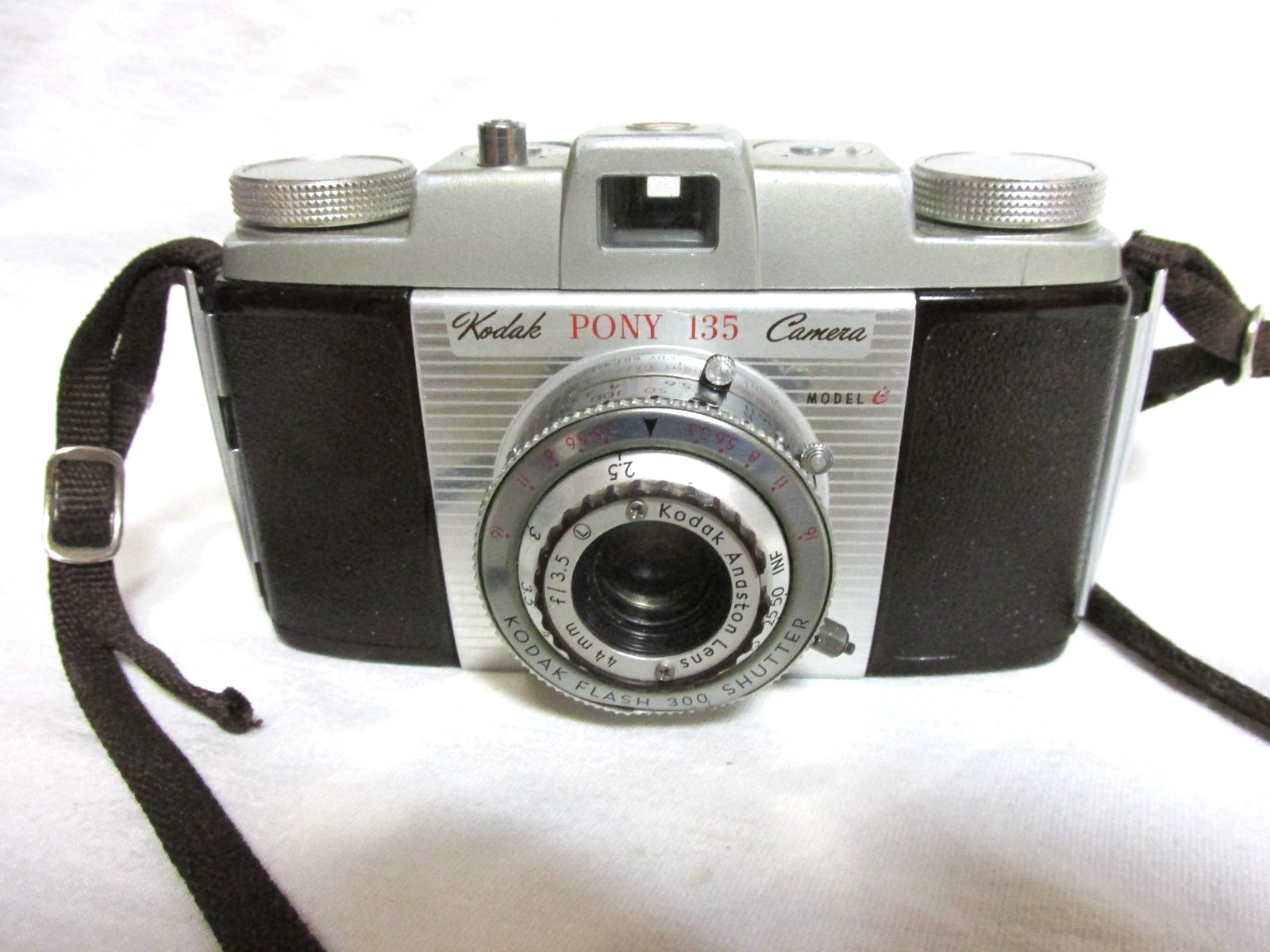 VINTAGE 1950s KODAK PONY 135 MODEL C CAMERA IN BROWN FOR DISPLAY