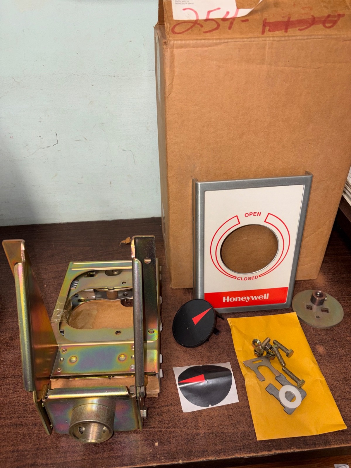 NOS HONEYWELL Q5001D1018 VALVE BRACKET & LINKAGE LIFT 3/4”  S10