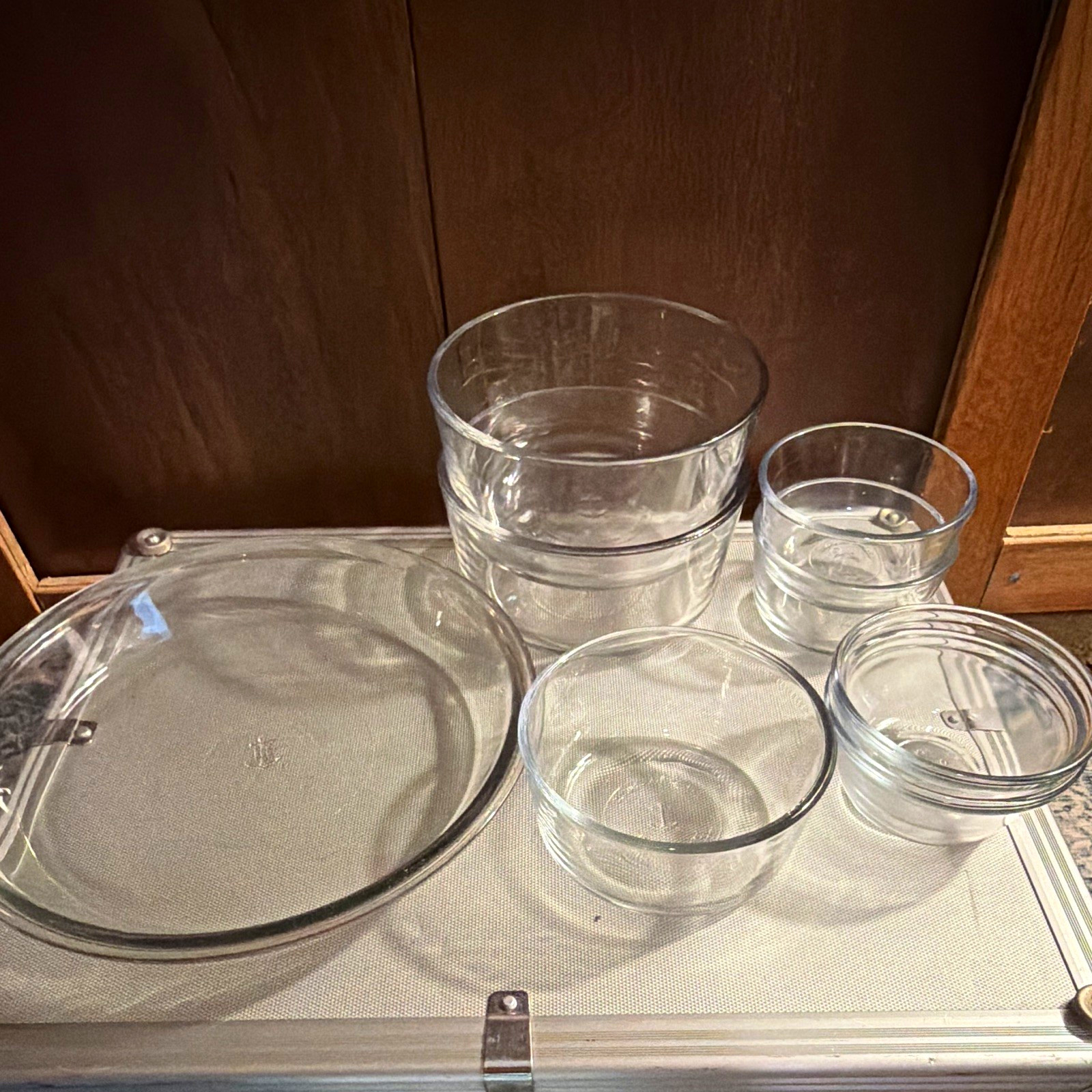Lot of 7 Anchor Hocking bowls and one pie pan Lot of 7 Anchor Hocking bowls and one pie pan