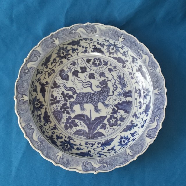 A Large Chinese Ming dynasty Zhangzhou Swatow Blue White  ceramic plate. 12.2 in