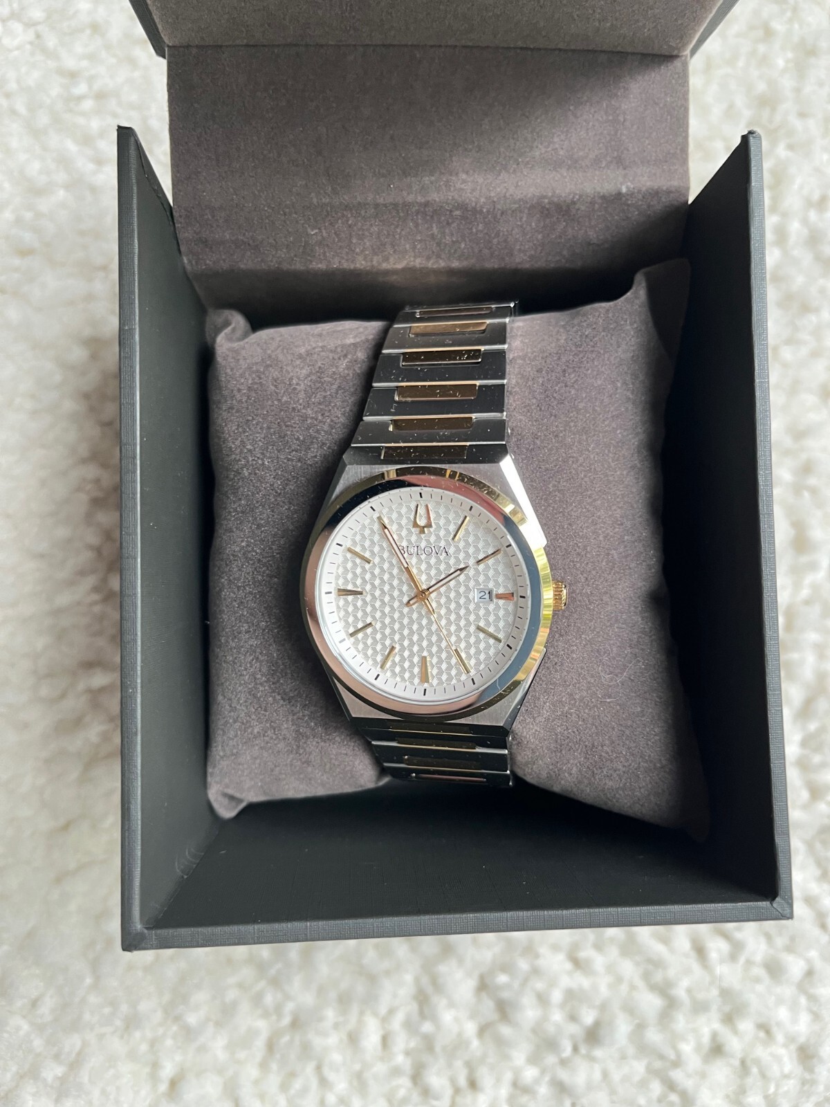 Excellent - Bulova Classic Two-Tone Stainless Steel Quartz Men\'s Watch 98B424 Excellent - Bulova Classic Two-Tone Stainless Steel Quartz Men\'s Watch 98B424