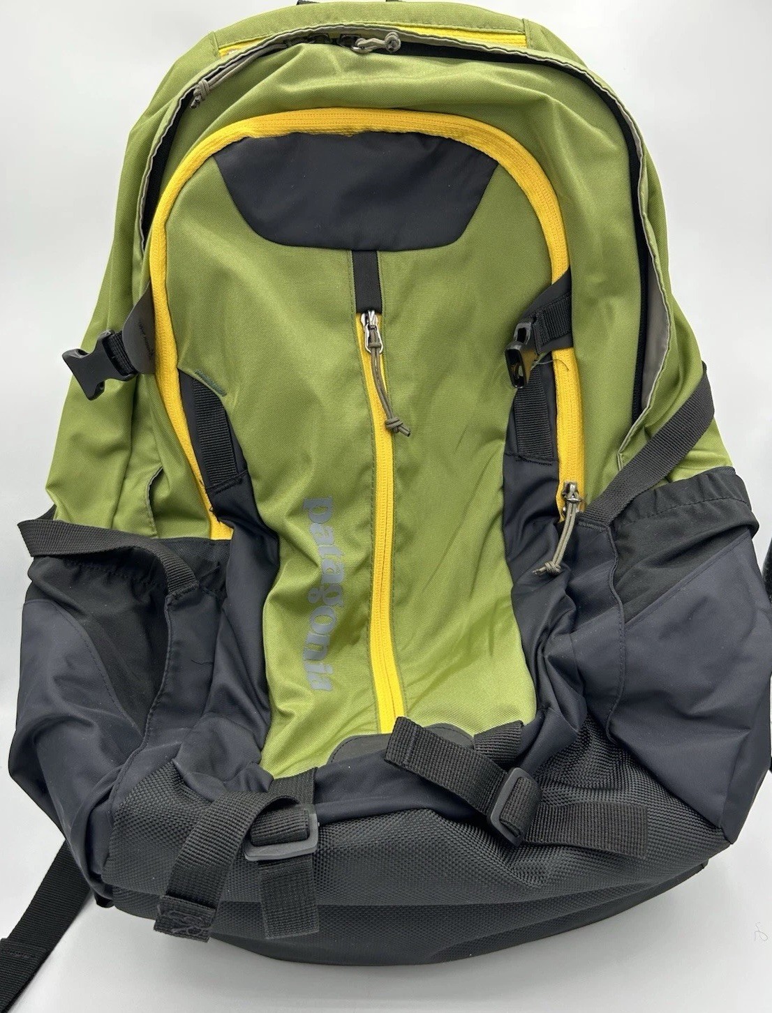 Patagonia Refugio 15L Daypack Backpack Green/Black Laptop Sleeve Bottle Pocket