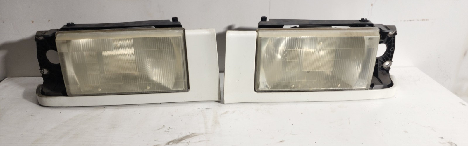 1989-1995 Volvo 740 940 Wagon HEADLIGHTS PAIR LEFT RIGHT SET COMPLETE BRACKETS 1989-1995 Volvo 740 940 Wagon HEADLIGHTS PAIR LEFT RIGHT SET COMPLETE BRACKETS