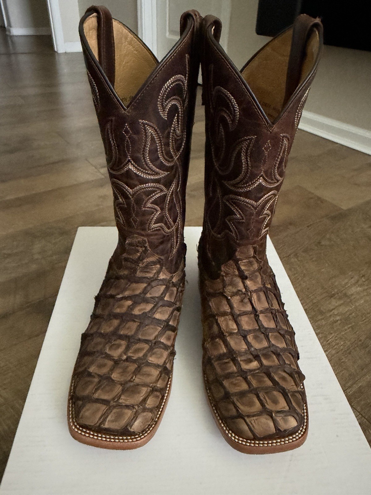 Cody James Men’s Pirarucu Exotic Boots Square Toe Pull-On Embroidered 7.5D Cody James Men’s Pirarucu Exotic Boots Square Toe Pull-On Embroidered 7.5D