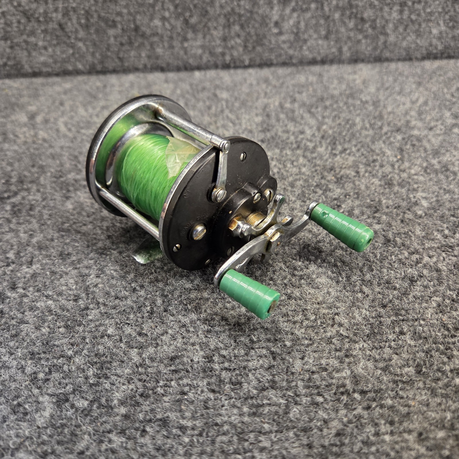 Vintage Penn PEER No. 109 LEVEL- WIND FISHING REEL Black-GREEN HANDLES