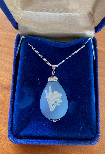 Rare 1st Ed. 1980 Wedgwood blue Jasperware daffodil Easter egg pendant necklace