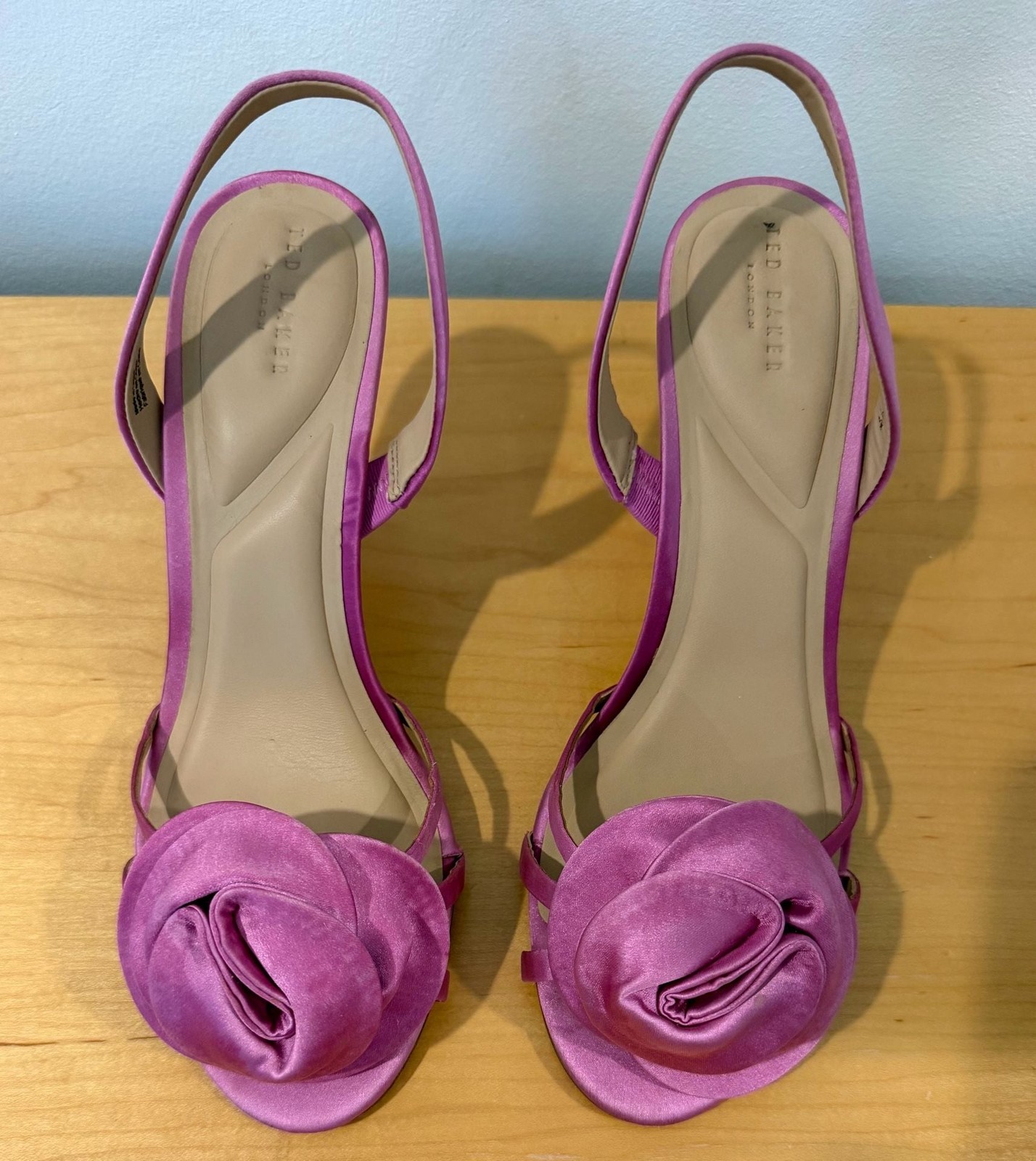 Ted Baker Aria Rose Slingback Sandal in Fuchsia Pink Satin Size US 9 Ted Baker Aria Rose Slingback Sandal in Fuchsia Pink Satin Size US 9