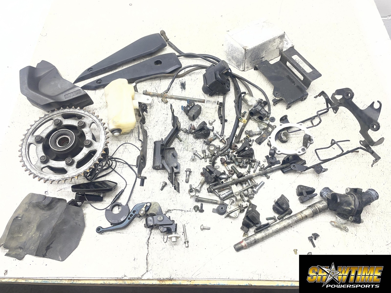 06-15 YAMAHA FZ1S PARTS AND HARDWARE LOT 06-15 YAMAHA FZ1S PARTS AND HARDWARE LOT